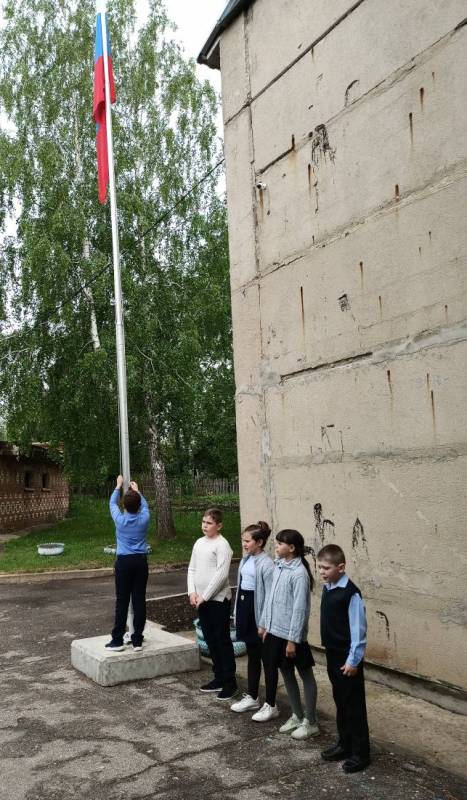 Торжественная линейка, посвященная поднятию Государственного флага Российской Федерации.